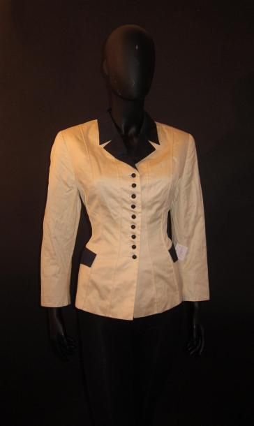 null Nina RICCI édition Boutique, FENDI 365 : Lot de deux vestes bicolores blanches...