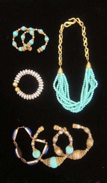null Anonyme : Lot composé de bijoux fantaisie en métal doré agrémenté de perles...