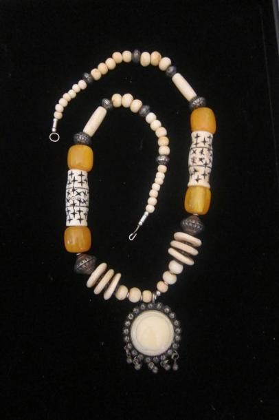 null Anonyme : Lot composé de deux sautoirs, l'un en perles entrecoupé d'un motif...