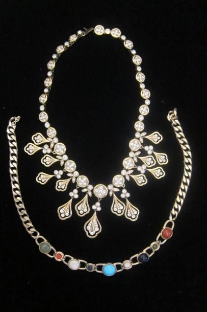 null Anonyme : Lot composé d'un collier de perles retenant quatre rangs décroissants...