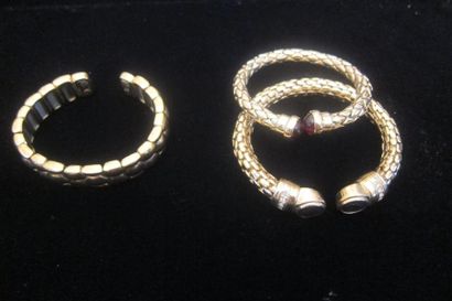 null Anonyme : Lot de trois bracelets jonc articulés en métal doré, certains rehaussés...