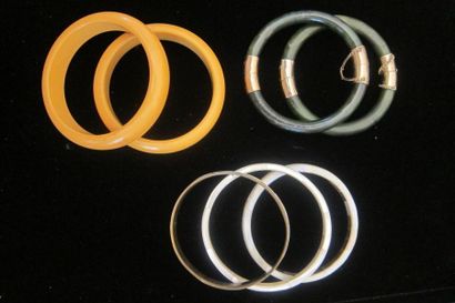 null Anonyme : Lot de sept bracelets -jonc de formes et matières diverses.