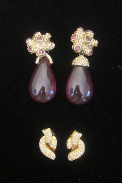 null Anonyme : Lot composé d'une paire de pendants d'oreilles perlé rehaussé de strass...
