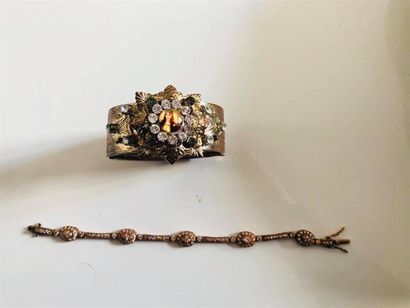 null Anonyme : Lot composé d'un bracelet jonc en métal doré orné d'un portrait de...