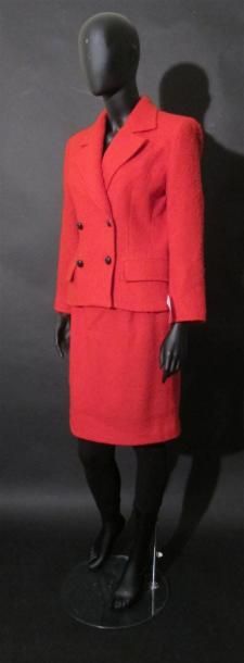 null BALMAIN IVOIRE : Tailleur en lainage bouclette rouge composé d'une veste à col...