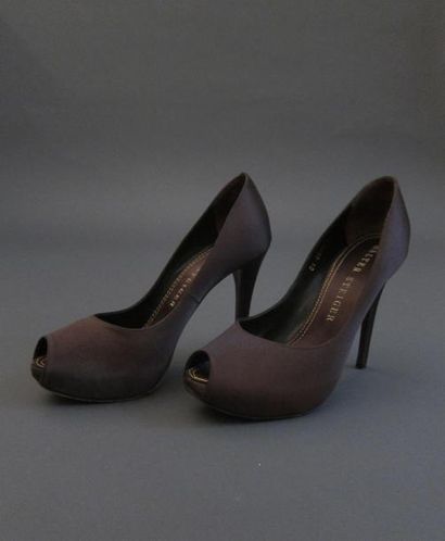 null Walter STEIGER, VALENTINO Couture 

Lot composé de deux paires d'escarpins en...