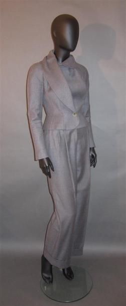 null John GALIANO: tailleur en lainage chiné gris, composé d'une veste courte à grand...