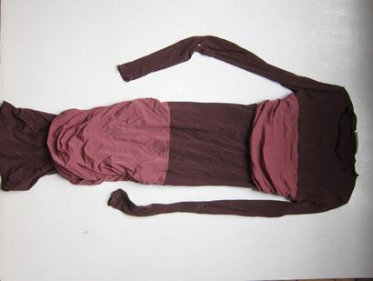 null LAGARFELD circa 1990 : Lot de deux robes en nylon violet, prune. 

L'une à décolleté...