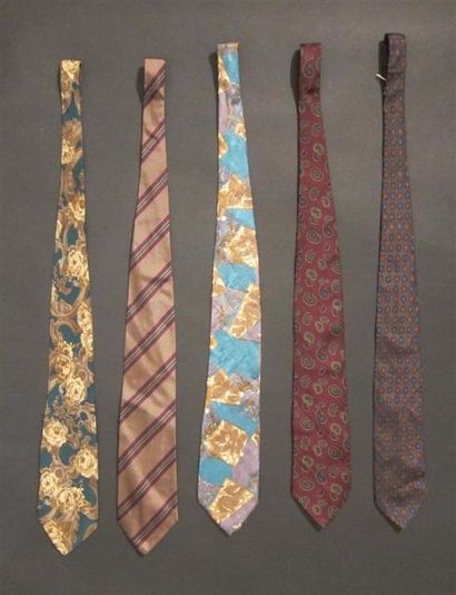 null FENDI : Lot composé de cinq cravates en soie imprimée, façonnée à divers motifs....