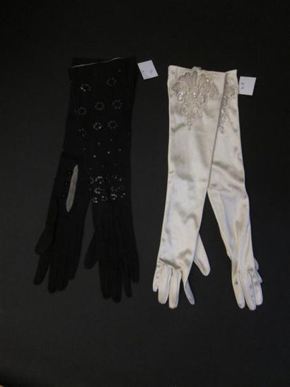 null Anonyme : Lot de deux paires de gants longs, l'une en daim noir rebrodée de...