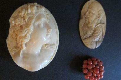 null Ecole Dieppoise XIX° s

Médaillon ovale en ivoire sculpté d'un profil de femme...