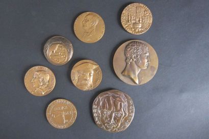 null Lot de 8 médailles en bronze frappé

dont portrait d'André Malraux par André...