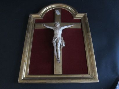null Crucifix en ivoire sculpté, dans un cadre doré. 

XIXème siècle.