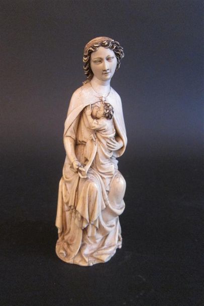 null Vierge à l'enfant en ivoire sculpté en ronde bosse, Style gothique.

XIX° siècle

H...
