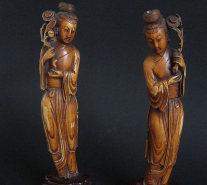 null CHINE

Paire de statuettes en ivoire patiné représentant des déesses debout...