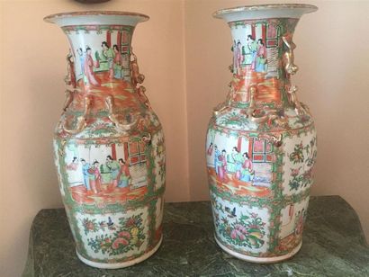 null Paire de vases en porcelaine de Canton à décor de courtisans.
Chine, vers 1...