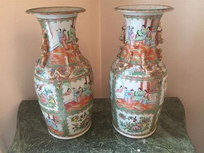 null Paire de vases en porcelaine de Canton à décor de courtisans.
Chine, vers 1...