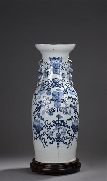 null CHINE - XIXe siècle

Vase de forme balustre à col ouvert en porcelaine

décorée...