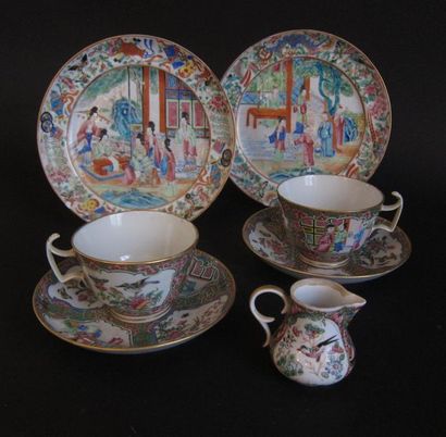 null CHINE, CANTON, fin XIXème siècle :

-Paire de tasses en leur soucoupe en porcelaine...