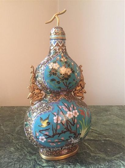 null Vase double gourde en bronze cloisonné à décor de fleurs.

Chine , XXème si...