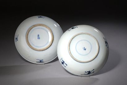 null Deux assiettes en porcelaine blanc bleu à décor de scènes de la vie quotidienne...