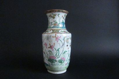 null Vase balustre en porcelaine à décor de faisans, insectes et fleurs, Chine, XX°...
