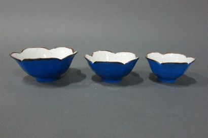 null quatre bols de forme polylobée en porcelaine émaillée bleue.
