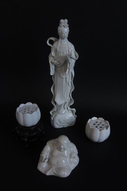 null Chine, lot comprenant :

-Bouddha en porcelaine blanche

-Guanyin en porcelaine...