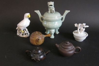 null Un lot d'objets chinois : vase flammé, brûle-parfum céladon, bonsaï blanc de...