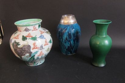null Lot d'objets japonais : petit vase Japon érable et phénix, un vase cloisonné...