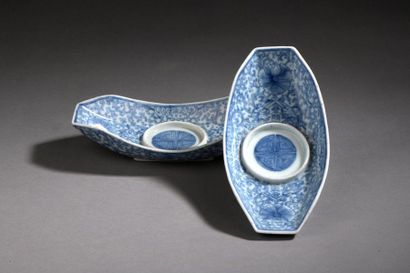 null -Paire de soucoupes pour tasse à thé Qienlong en porcelaine blanche décor géométrique...