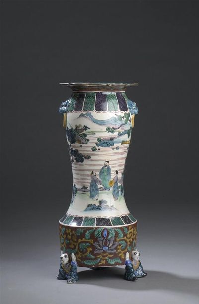 null JAPON, Fours de Kutani - Époque MEIJI

(1868-1912)

Vase cylindrique tripode...