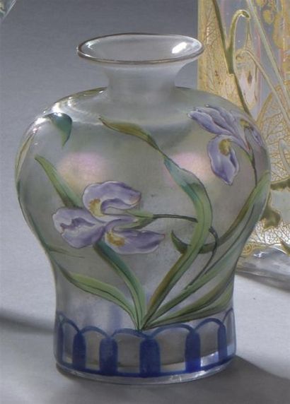 null Frtiz HECKERT (1837-1887)

Petit vase à corps ovoïde épaulé et col

ouvert....