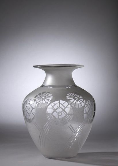 null Vase balustre en verre à décor dégagé à l'acide de fleurs stylisées Art déco,...
