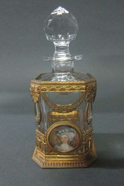 null Flacon à Whisky monture en métal doré. 

Style Louis XVI.

H : 23 cm