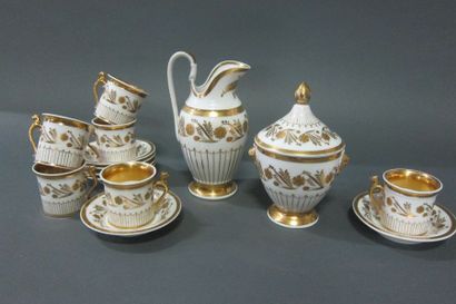 null PARIS

Service à thé et à café en porcelaine blanche à décor à l'or de tournesols,...