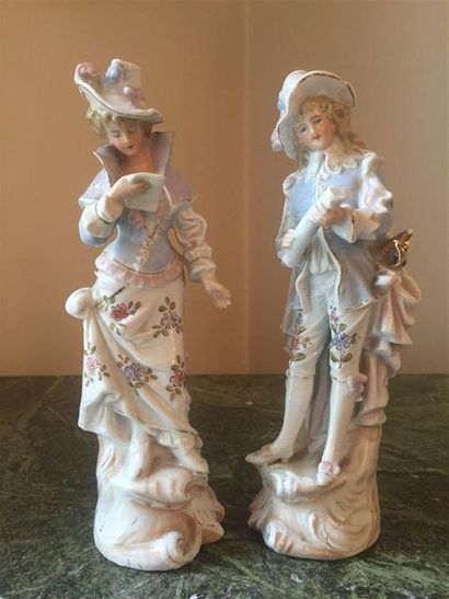 null -Couple galant : Deux statuettes en porcelaine dans le goût de la Saxe.

On...
