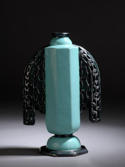 null Vase Art Nouveau en porcelaine vert d'eau, base octogonale et anses en drapé...