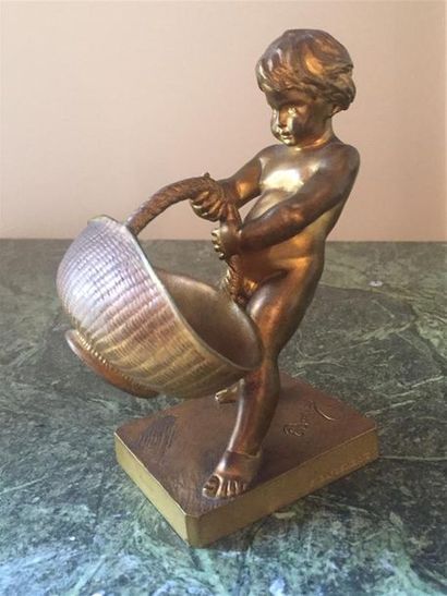 null Deux bronzes :

- BARIAS (vers 1900) : 

"Enfant portant un panier", Petit bronze...