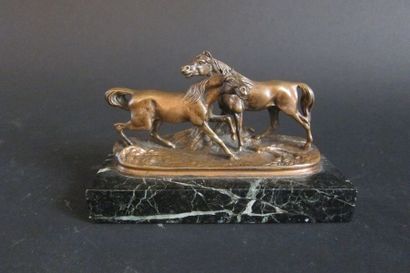 null D'après Pierre-Jules MÈNE (1810-1879)

Chevaux

Bronze à patine mordorée, signé...