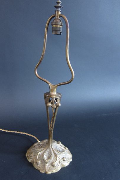 null Attribué à Georges LELEU (1883-1961)

Pied de lampe en bronze doré à décor en...