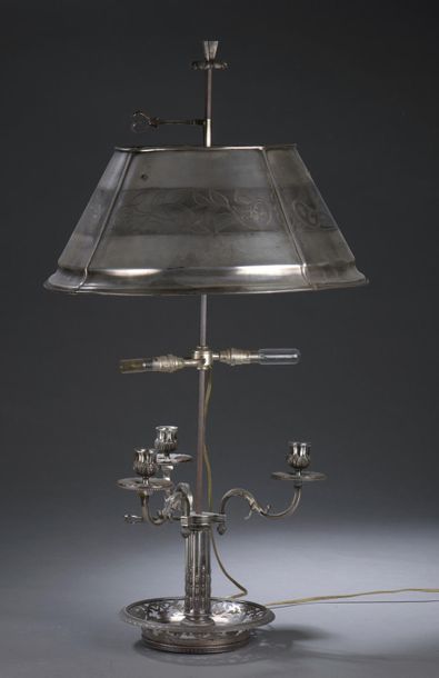 null Lampe bouillotte en bronze argenté avec abat jour en tôle à décor incisé.

H...