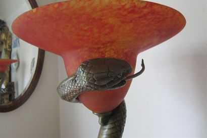 null Lampadaire en bronze de patine claire représentant un serpent enroulé autour...