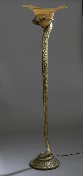 null Lampadaire « cobra » en bronze doré patiné

fi gurant un serpent lové dressé...