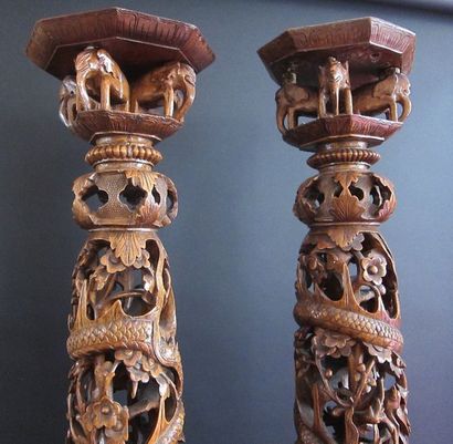 null Paire de colonnes en bois, le fût cylindrique entièrement sculpté d'oiseaux,...