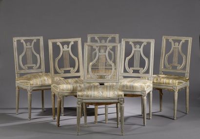 null Suite de six chaises en bois laqué gris à dossier ajouré sculpté d'une lyre....