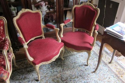 null Deux fauteuils cabriolet en bois laqué et sculpté.

Style Louis XV.