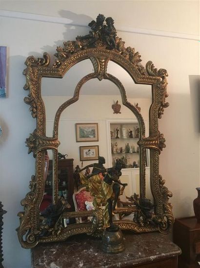 null Important miroir en bois et stuc doré à parecloses et angelots.

Style ital...