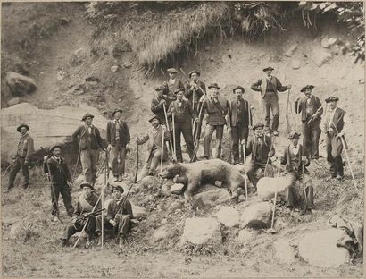 null Jean-Antoine Messy (années 1900).
Chasse à l’ours, Pyrénées, vers 1910.
Deux...