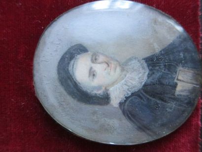 null "Portrait d'homme au béret" 

Miniature ovale à la gouache, signée PFEIFFER...